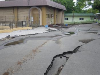 地震による亀裂