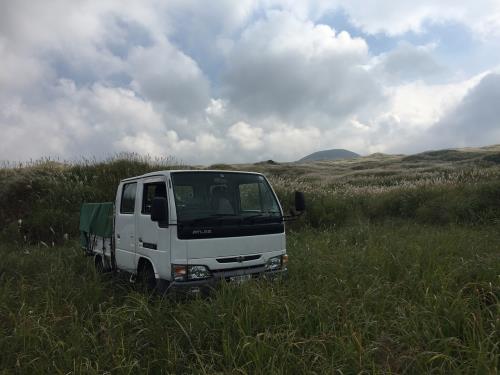 草原と車 草原と車