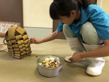 エサをいれる エサをいれる